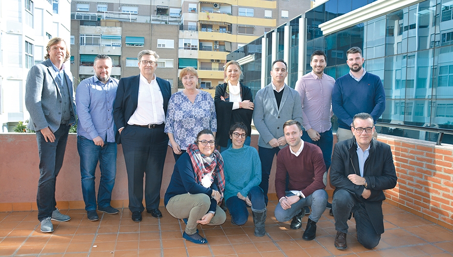 Equipo profesional de Go Forwarding. De pie: Robert Hofman, Jes&uacute;s Gallart, Ismael Mart&iacute;nez, Cristina Brull, In&eacute;s S&aacute;nchez, &Aacute;lex Ferr&aacute;ndiz, Antonio Orch y Javier Aguiar. Delante: Gloria Ferrer, &Aacute;ngela Moreno, Guillem Parco y Manuel Ferrandis. Foto: Ra&uacute;l T&aacute;rrega.