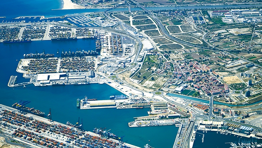 Arriba, en el centro de la imagen, la ZAL del Puerto de Valencia.