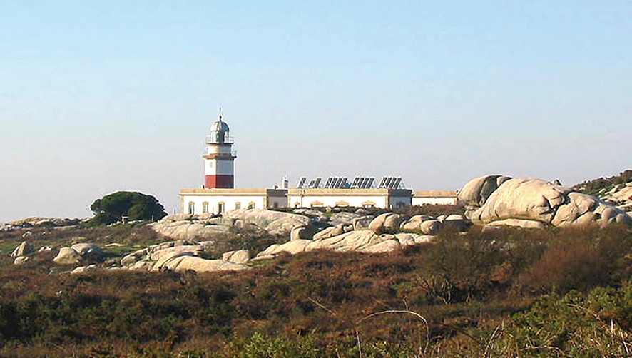 La isla de S&aacute;lvora y su faro se encuentran en la bocana de la R&iacute;a de Arousa.