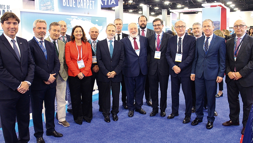 Jaime Gonz&aacute;lez, presidente del Puerto de Santander; Jos&eacute; Garc&iacute;a Fuentes, presidente del Puerto de Motril; Joan Gual de Torrella, presidente de Ports de Balears; Juan Jos&eacute; Cardona, presidente de Puertos de Las Palmas; Merc&egrave; Conesa, presidenta del Puerto de Barcelona; Carlos Rubio, presidente del Puerto de M&aacute;laga; Salvador de la Encina, presidente de Puertos del Estado; Josep Maria Cruset, presidente del Puerto de Tarragona; Enrique L&oacute;pez Veiga, presidente del Puerto de Vigo; F&eacute;lix de Paz, director de la Oficina de Turismo de Espa&ntilde;a en Miami; C&aacute;ndido Creis, c&oacute;nsul de Espa&ntilde;a en Miami; Jes&uacute;s Caicedo, presidente del Puerto de Almer&iacute;a; Magec Montesdeoca, director corporativo de Puertos del Estado; Miguel Mar&iacute;n, presidente del Puerto de Melilla, y Pedro Su&aacute;rez, presidente de Puertos de Tenerife. Foto E. Garc&iacute;a.