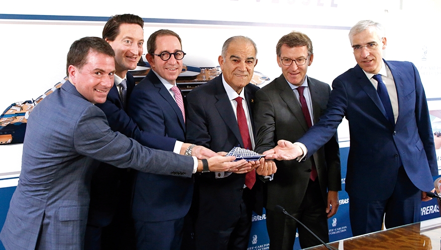 El presidente de la Xunta, Alberto N&uacute;&ntilde;ez Feij&oacute;o (segundo por la derecha), particip&oacute; en la rueda de prensa convocada por el astillero Hijos de J. Barreras y por la firma The Ritz-Carlton Yacht Collection.
