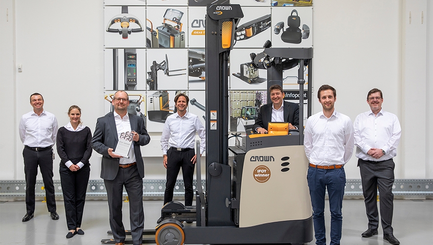 La carretilla retr&aacute;ctil ESR 1000 de Crown gana el premio IFOY 2020