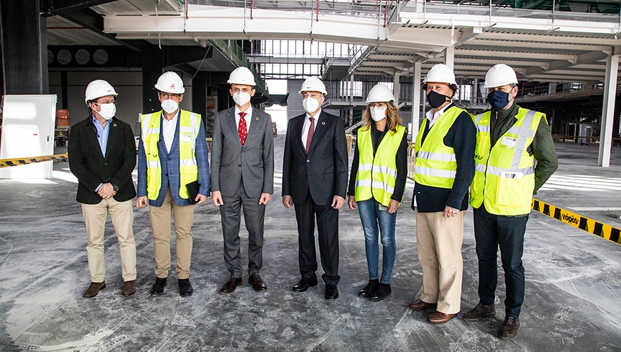 Pedro Duque conoce las instalaciones del DFactory del CZFB