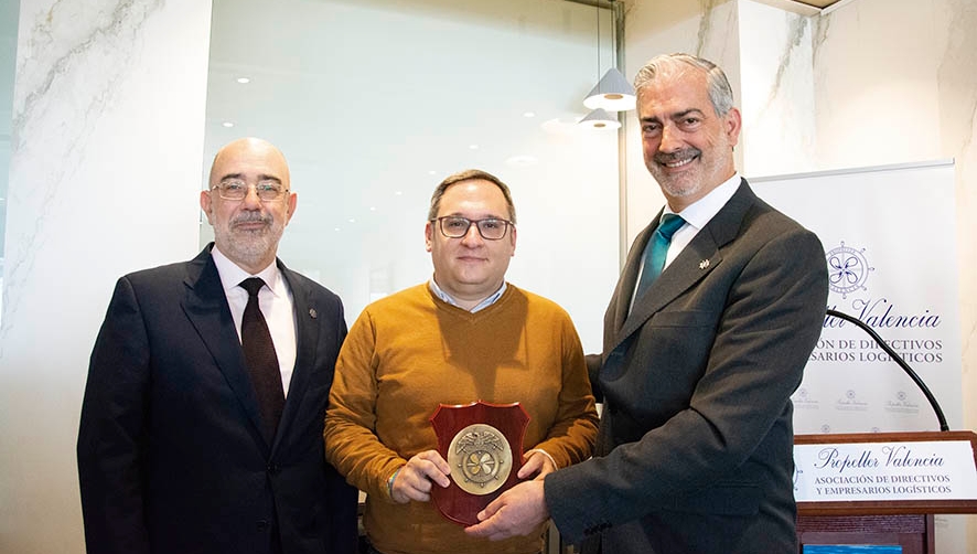 Jorge Garc&iacute;a, presidente del Comit&eacute; de Empresa del Centro Portuario de Empleo de Valencia (CPEV), recibi&oacute; una metopa como detalle por su participaci&oacute;n en el almuerzo-coloquio. Junto a &eacute;l, Pedro Coca, presidente del Propeller Valencia (izquierda) y Paco Prado, director general de Grupo Diario, socio y encargado de presentar al invitado. Foto A.P.