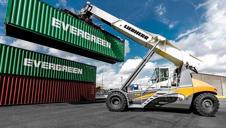 La reachstacker Liebherr LRS 545 tiene una capacidad frontal de 45 toneladas y puede alcanzar hasta cinco contenedores de altura.