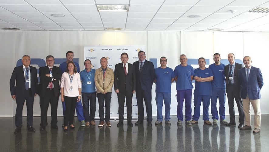 El president de la Generalitat, Ximo Puig, durante su visita a Stadler Rail Valencia.