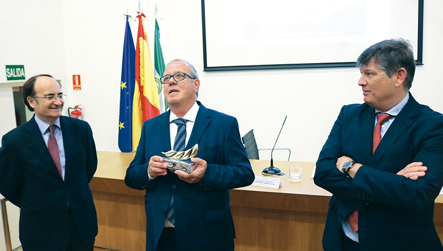 Los presidentes de la Autoridad Portuaria Bah&iacute;a de Algeciras y COMPORT, Gerardo Landaluce y Jos&eacute; Manuel Tejedor, respectivamente, entregaron el premio a Mario L&oacute;pez, presidente de los Astilleros Cernaval.