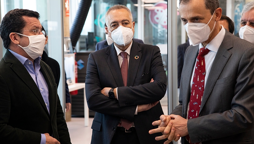 Pedro Duque conoce las instalaciones del DFactory del CZFB