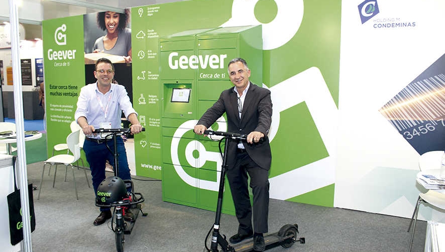 geEduard Coves, director general, y Pere Roca, ide&oacute;logo del proyecto, posan para Diario del Puerto subidos en sendos patinetes de reparto de la compa&ntilde;&iacute;a