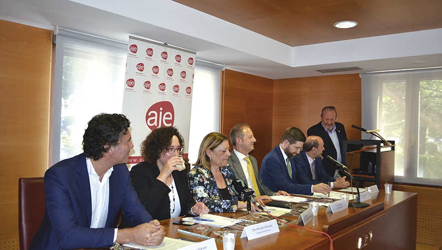 La presidenta del Puerto de Vilagarc&iacute;a, Sagrario Franco (centro), presidi&oacute; la entrega de premios.