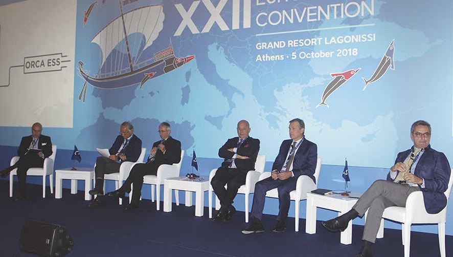 Desde la derecha: Andrea Annunziata, presidente de la Autoridad Portuaria de Sicilia Este; Mikael Makinen, presidente de Roll-Royce Marine; Emanuele Grimaldi, director general de Grimaldi Group; Alfons Guinier, exsecretario general de ECSA; Ennio Cascetta, director general de RAM-Log&iacute;stica, Infraestructura y Transporte; Ugo Salerno, presidente y CEO de RINA. Foto J.P.