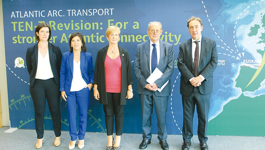 Desde la izquierda: Vanessa Charbonneau, vicepresidenta de la regi&oacute;n francesa de Pays de la Loire y presidenta de la Comisi&oacute;n del Arco Atl&aacute;ntico; Izaskun Bilbao, miembro del Parlamento Europeo y del Comit&eacute; de Transportes del PE; Arantxa Tapia, consejera de Desarrollo Econ&oacute;mico e Infraestructuras del Gobierno Vasco; Carlo Secchi, coordinador del Corredor Atl&aacute;ntico, Comisi&oacute;n Europea; Antonio Aiz, viceconsejero de Transportes del Gobierno Vasco. Foto J.P.
