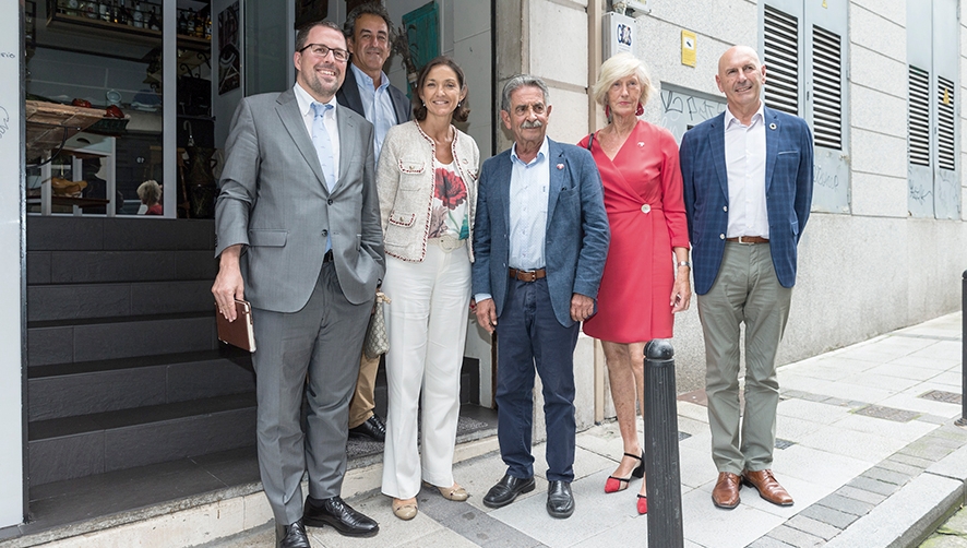 El presidente de Cantabria, Miguel &Aacute;ngel Revilla, mantuvo un encuentro con la ministra de Industria, Reyes Maroto.