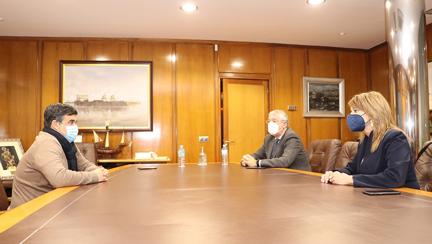 A la izquierda de la imagen, Jos&eacute; Manuel Correa, delegado territorial de Cultura y Patrimonio Hist&oacute;rico de la Junta de Andaluc&iacute;a, y a la derecha en primer plano Pilar Miranda, presidenta de la Autoridad Portuaria de Huelva.