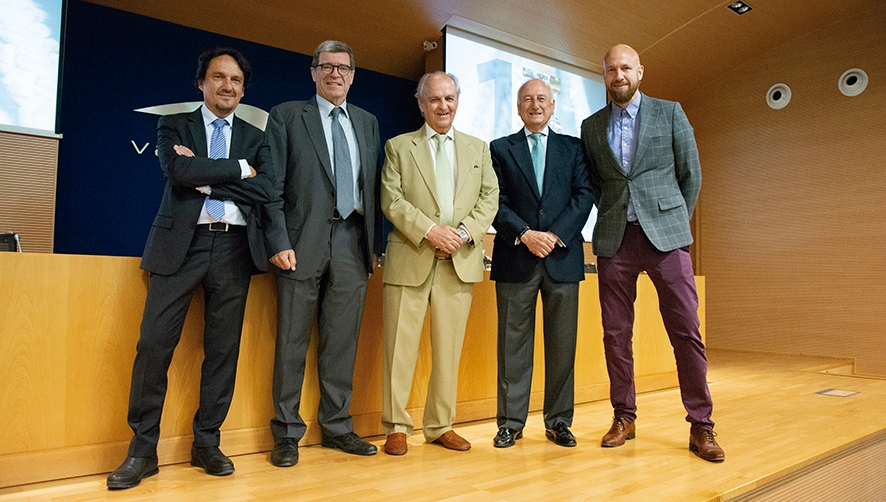 Antonio Torregrosa, director de la Fundaci&oacute;n Valenciaport; Aurelio Mart&iacute;nez, presidente de la APV y de la Fundaci&oacute;n Valenciaport; Rafael del Moral y Rafael Aznar, expresidentes de la APOV y de la Fundaci&oacute;n y el ponente invitado, Mare Straetmans, director de Transformaci&oacute;n Digital de Van Oord. Foto Alba Garc&iacute;a