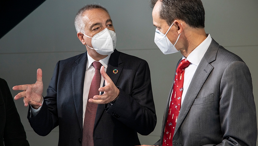 Pedro Duque conoce las instalaciones del DFactory del CZFB