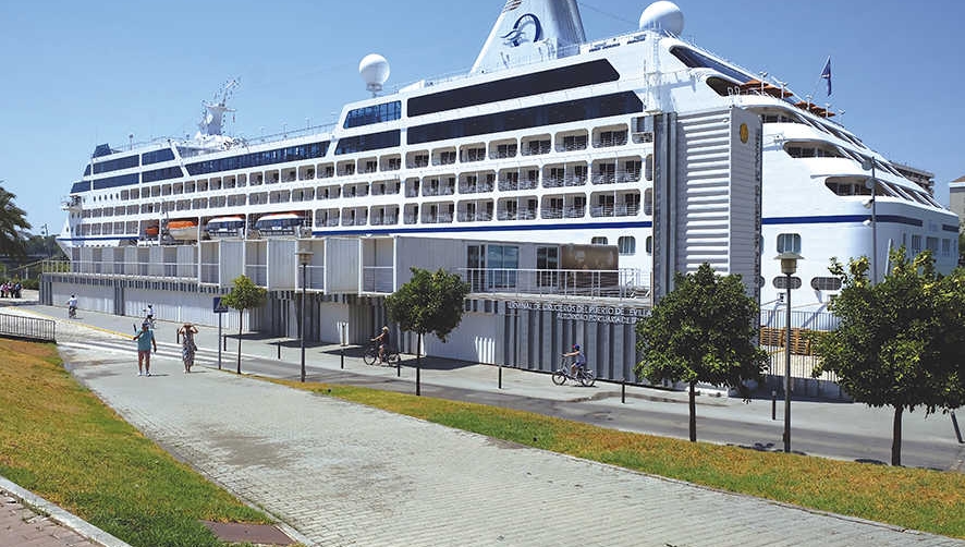 Crucero &ldquo;Sirena&rdquo; atracado en el Muelle de las Delicias en Sevilla.