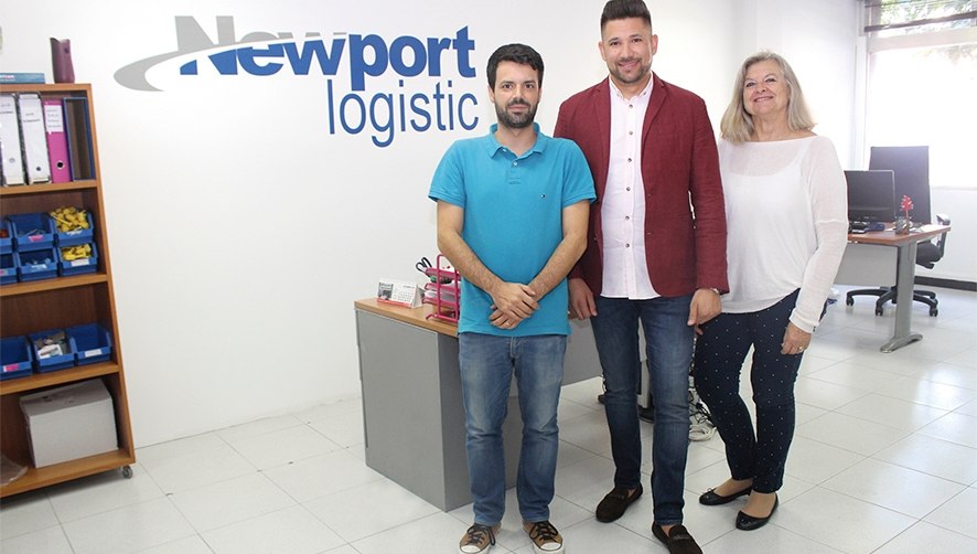 Albert S&aacute;nchez, jefe del Departamento de Tr&aacute;ficos de Newport Logistic; Sebasti&aacute;n Urenda, gerente de Newport Logistic; y Maria Silvia, Departamento de Documentaci&oacute;n de Newport Logistic, instalados en la nueva oficina de la compa&ntilde;&iacute;a ubicada en Mercabarna. Foto A.Tejera.