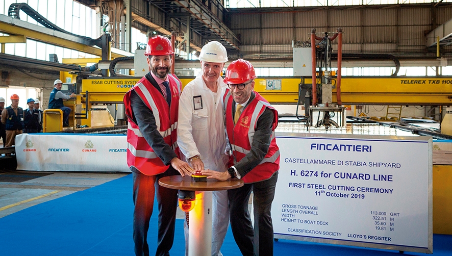 Josh Weinstein, presidente de Carnival UK; Gilberto Tobaldi, director del astillero de Fincantieri, y Simon Palethorpe, presidente de Cunard.