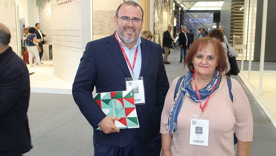 Carmelo Mart&iacute;nez, director comercial de STINSA-Transargi, y Carmen Ortells de STINSA. Foto J.P.