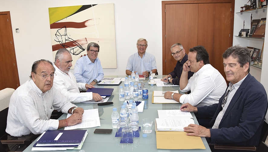 La reuni&oacute;n de la comisi&oacute;n estuvo presidida por el alcalde de Valencia, Joan Rib&oacute; (en el centro de la imagen); flanqueado por el presidente de la APV, Aurelio Mart&iacute;nez y el secretario auton&oacute;mico de Obras P&uacute;blicas, Josep Vicent Boira. Foto Alba Garc&iacute;a.