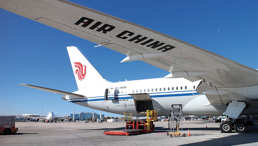 Desde Madrid, Air China opera con aviones B-787/900, con una capacidad en torno a 20 toneladas. Foto Miguel Jim&eacute;nez.