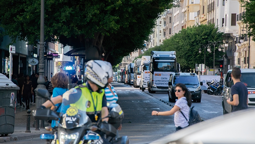 200 transportistas de Transcont sacan a las calles de Valencia la precariedad del colectivo
