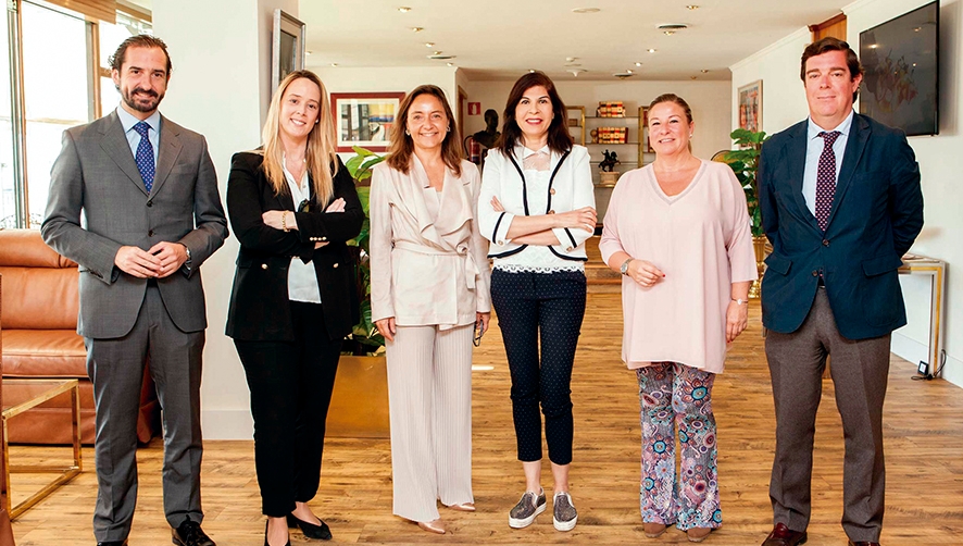 Representantes de Trasmediterr&aacute;nea, de la Fundaci&oacute;n Adelias y del Club Financiero G&eacute;nova, donde se firm&oacute; ayer el acuerdo de colaboraci&oacute;n.