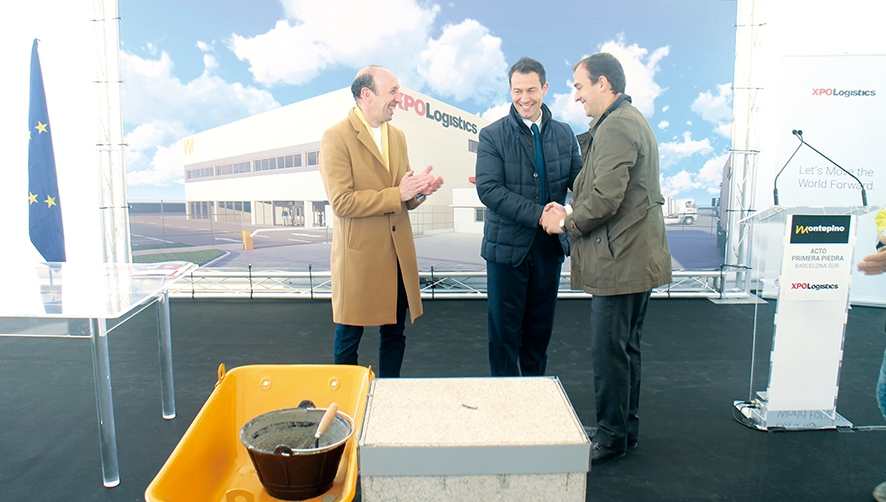 Joan Play&agrave;, alcalde de Castellbisbal; Massimo Marsili, director general de Transporte de XPO Logistics, y Juan Jos&eacute; Vera, vicepresidente de Operaciones de Montepino, inauguraron el inicio del nuevo centro con la primera piedra. Foto L.E.