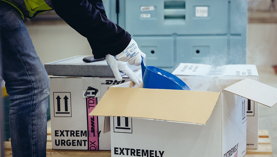 DHL comienza la distribuci&oacute;n internacional de la vacuna contra el Covid-19&nbsp;