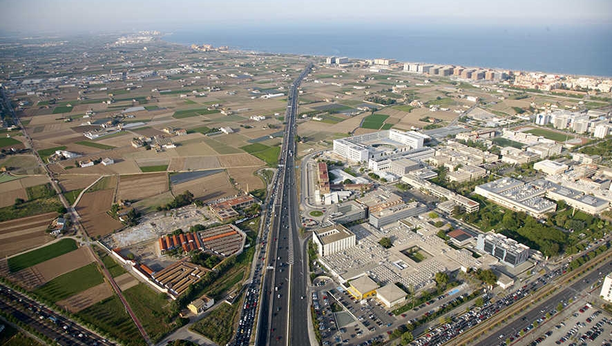 La V-21 es el actual acceso a Valencia por su zona norte, &uacute;nicamente utilizada por los vehiculos ligeros o de carga que tengan como destino final la ciudad, pero de uso prohibido para los camiones con destino al puerto de Valencia. Foto DP.