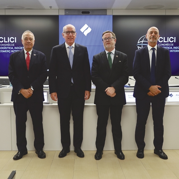 El presidente ejecutivo del Consorci de la Zona Franca de Barcelona (CZFB) y vicepresidente de BCL, Pere Navarro; el presidente del Port de Barcelona y vicepresidente de BCL, José Alberto Carbonell; el presidente de BCL y de Port Tarragona, Santiago J. Castellà; y el director general adjunto de Banc Sabadell y director territorial de Catalunya, Xavier Comerma. Foto: J. M.