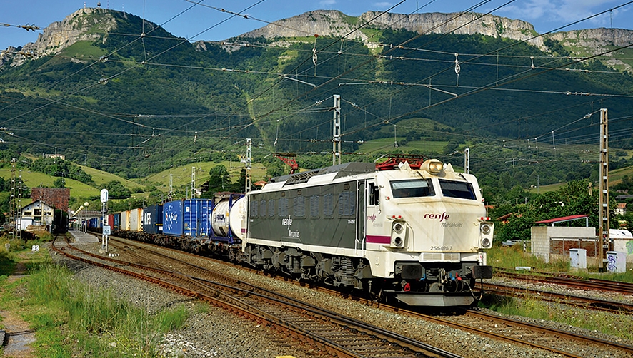 Un tren de mercanc&iacute;as circula por la estaci&oacute;n de Ordu&ntilde;a, punto neur&aacute;lgico de la l&iacute;nea ferroviaria Bilbao-Miranda de Ebro.