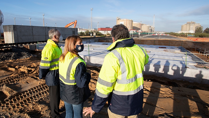 La presidenta de la AP de Huelva, Pilar Miranda, ha visitado las obras de adecuaci&oacute;n y desdoble de acceso al Muelle Sur.