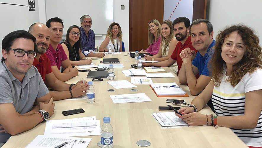 La Comisi&oacute;n de Acciones de Aportem aprob&oacute; nuevas ayudas para los colegios del entorno del Puerto. De izquierda a derecha: Luis Vilar (Centro Portuario de Empleo), Fernando Gon&ccedil;alvez (MSC Terminal Valencia), Javier Fern&aacute;ndez (Noatum Container Terminal Valencia), Pilar Blaya (Fundaci&oacute;n Valenciaport), Francisco Prado (Grupo Diario), Vanessa Lladr&oacute; (APM Terminal), Carla Sapi&ntilde;a (Infoport Valencia), Paula Casais (Asociaci&oacute;n Naviera), Pau Sarro (Amarradores), Juan Antonio Cuevas (SERTEGO-Servicios Medioambientales) y Remedios Gil (Docks Logistics Spain).