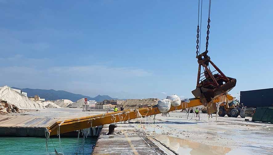 Extraen mercanc&iacute;a y elementos del "Nazmiye Ana" en busca del estibador desaparecido