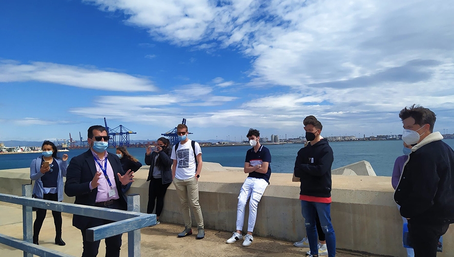 Los estudiantes vuelven a recorrer las instalaciones del Puerto de Valencia