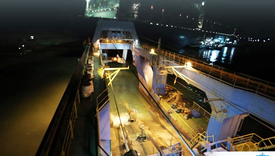 Autoridades del Canal se afanan en el dragado para desencallar el buque