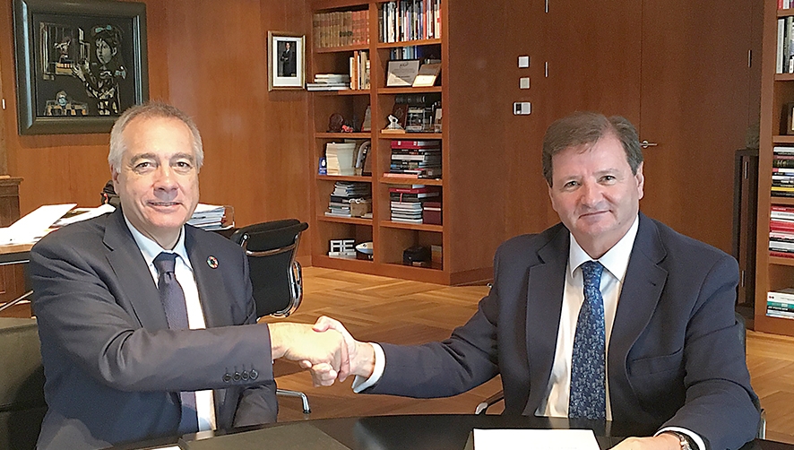 Pere Navarro, presidente de Barcelona-Catalunya Centre Log&iacute;stic, y Antonio Llobet, presidente del Colegio de Agentes de Aduanas de Barcelona, fueron los encargados de firmar el convenio.