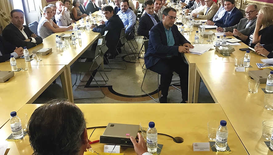 Los miembros del comit&eacute; ejecutivo y de la junta directiva en su reuni&oacute;n conjunta.