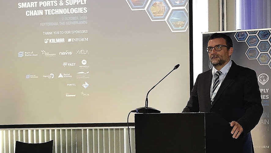 El responsable de nuevas tecnolog&iacute;as de la Autoridad Portuaria de Val&egrave;ncia (APV), Jose Garc&iacute;a de la Gu&iacute;a, en un momento de su intervenci&oacute;n.