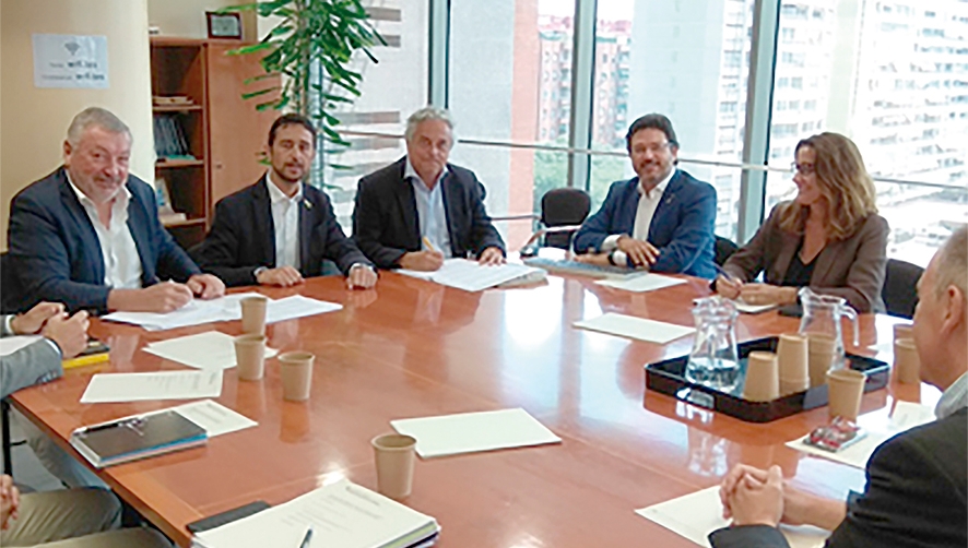 Acto de firma del convenio de colaboraci&oacute;n entre el departamento de Territorio y Sostenibilidad y VIIA para el desarrollo de proyecto de la construcci&oacute;n y la explotaci&oacute;n de la autopista ferroviaria en el Puerto de Barcelona.
