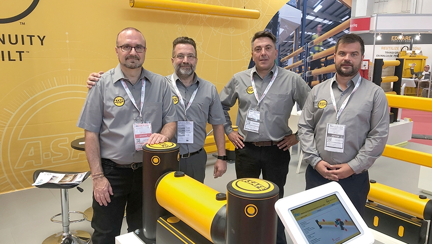 A-SAFE presenta sus productos con una tablet interactiva para conocer sus rendimientos