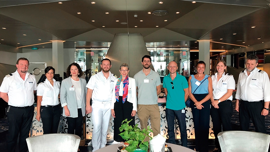 Una delegaci&oacute;n del crucero capitaneada por Jan Fortun (cuarto desde la izquierda) particip&oacute; en el acto junto a los invitados: Francesca Antonelli, representante de la APV; Alfredo Barco y V&iacute;ctor Costiv, representantes de E. Erhardt y C&iacute;a. en nombre de Intercruises ; y Esther D&iacute;az, representante de Trasmediterr&aacute;nea.