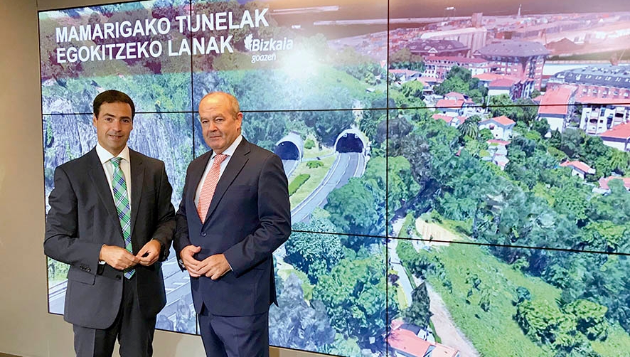 El diputado foral de Promoci&oacute;n Econ&oacute;mica de Bizkaia, Imanol Pradales (izq.) y el presidente de la Autoridad Portuaria de Bilbao, Ricardo Barkala, durante la presentaci&oacute;n de los trabajos de adecuaci&oacute;n del t&uacute;nel, el pasado septiembre. Foto J.P.