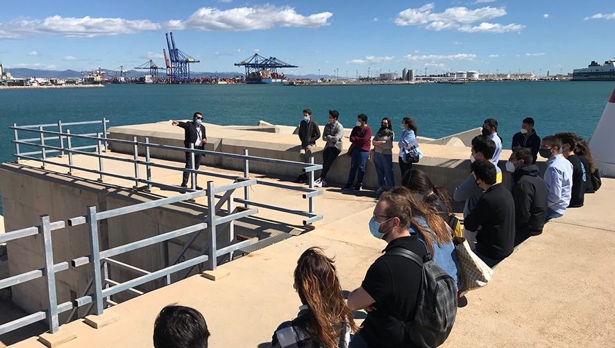 Los estudiantes vuelven a recorrer las instalaciones del Puerto de Valencia