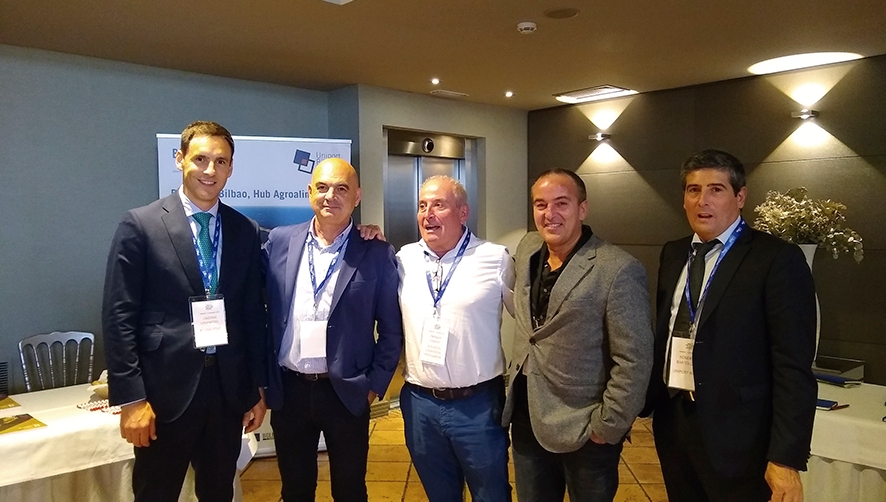 Desde la izquierda: Andima Ormaetxe, director adjunto a la Direcci&oacute;n de Operaciones, Desarrollo Comercial y Log&iacute;stico de la Autoridad Portuaria de Bilbao; Juan Pedro Basterrechea, responsable de SGS Espa&ntilde;ola de Control en el Puerto de Bilbao; Enrique Zabalo, director de Operaciones de Servicios Log&iacute;sticos Portuarios (SLP): Andr&eacute;s G&oacute;mez Bueno, director general de Grupo Gof y presidente de Unistock Espa&ntilde;a; Roberto Bartolom&eacute;, t&eacute;cnico comercial de UniportBilbao.