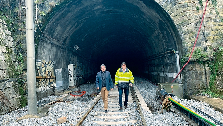 El consejero de Innovaci&oacute;n, Industria, Transporte y Comercio de Cantabria, Francisco Mart&iacute;n (izquierda), y el presidente de la Autoridad Portuaria de Santander, Jaime Gonz&aacute;lez, visitaron hace unos d&iacute;as los desperfectos de la l&iacute;nea ferroviaria entre Reinosa y Lantueno que obligaron a suspender la circulaci&oacute;n de una veintena de trenes con destino al Puerto de Santander.