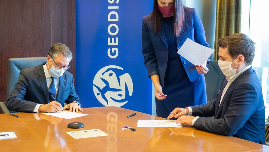 Firma de la adquisici&oacute;n de Pekaes por parte de Geodis.