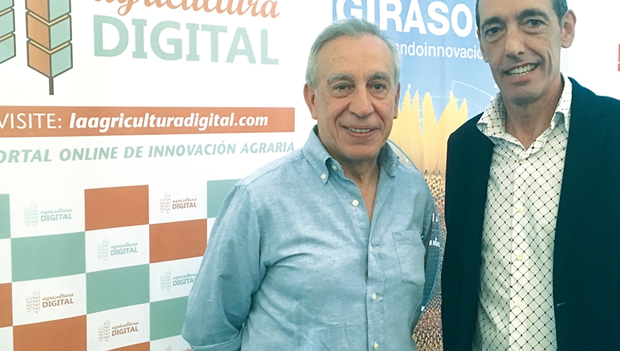 Juan Fern&aacute;ndez, presidente de la Asociaci&oacute;n Espa&ntilde;ola del Girasol (izquierda), y Joxan Madinabeitia, del Departamento Comercial del Puerto de Baiona.